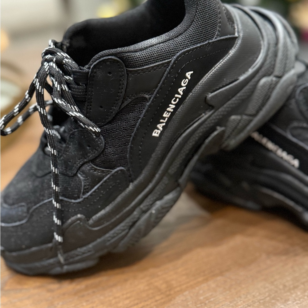 Women’s Sneakers (Black) – Like New